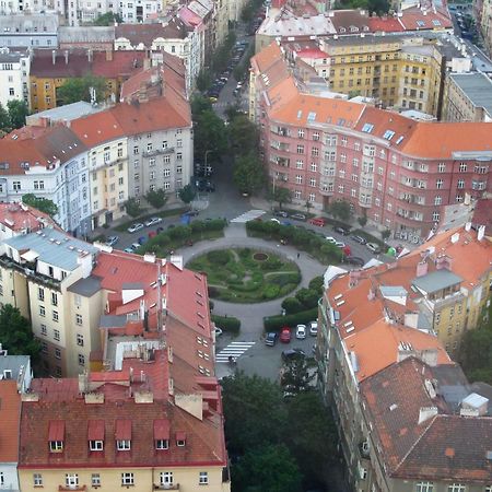Cosy Apartment Under The Tower Praha Bagian luar foto
