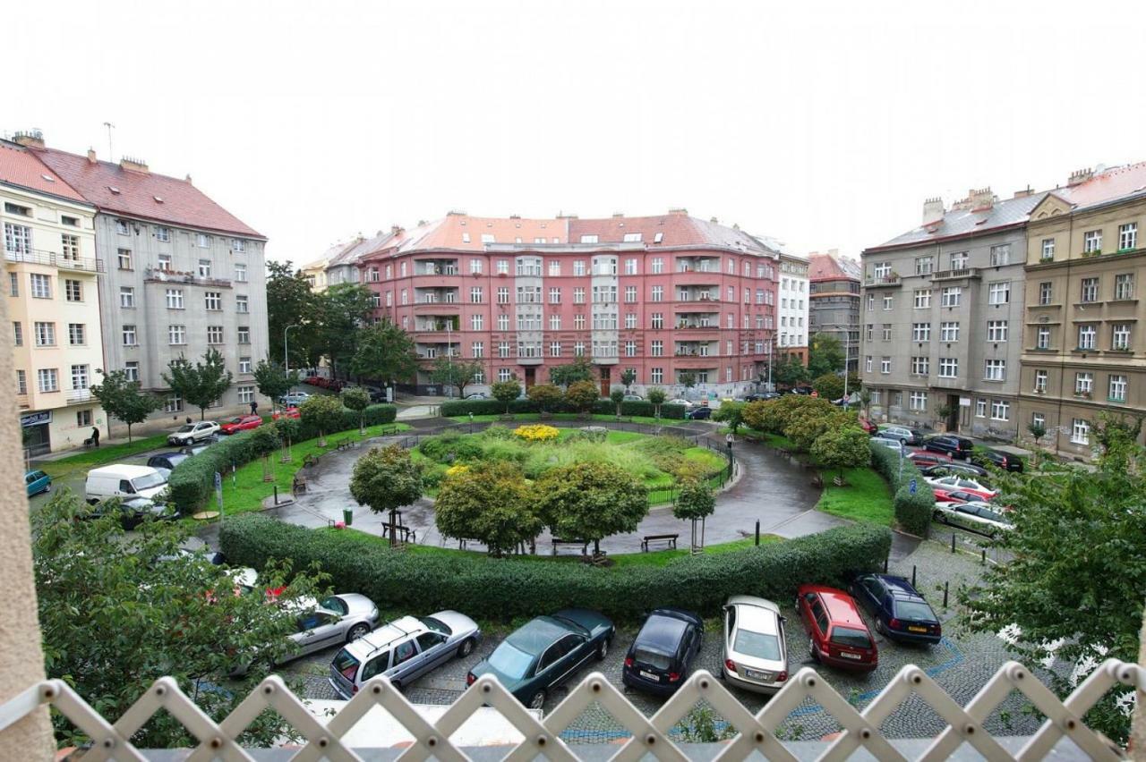 Cosy Apartment Under The Tower Praha Bagian luar foto