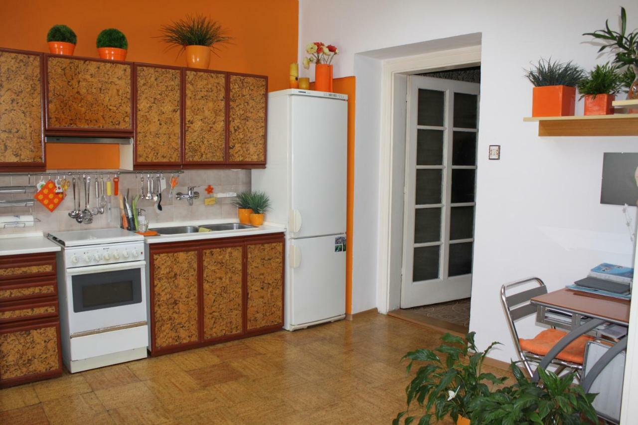Cosy Apartment Under The Tower Praha Bagian luar foto