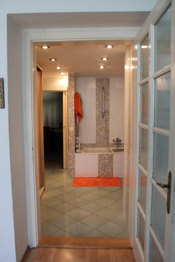 Cosy Apartment Under The Tower Praha Bagian luar foto