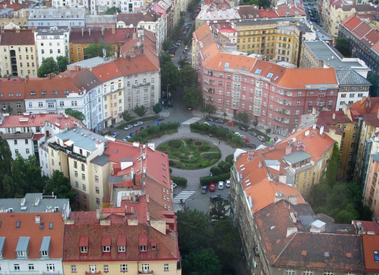 Cosy Apartment Under The Tower Praha Bagian luar foto