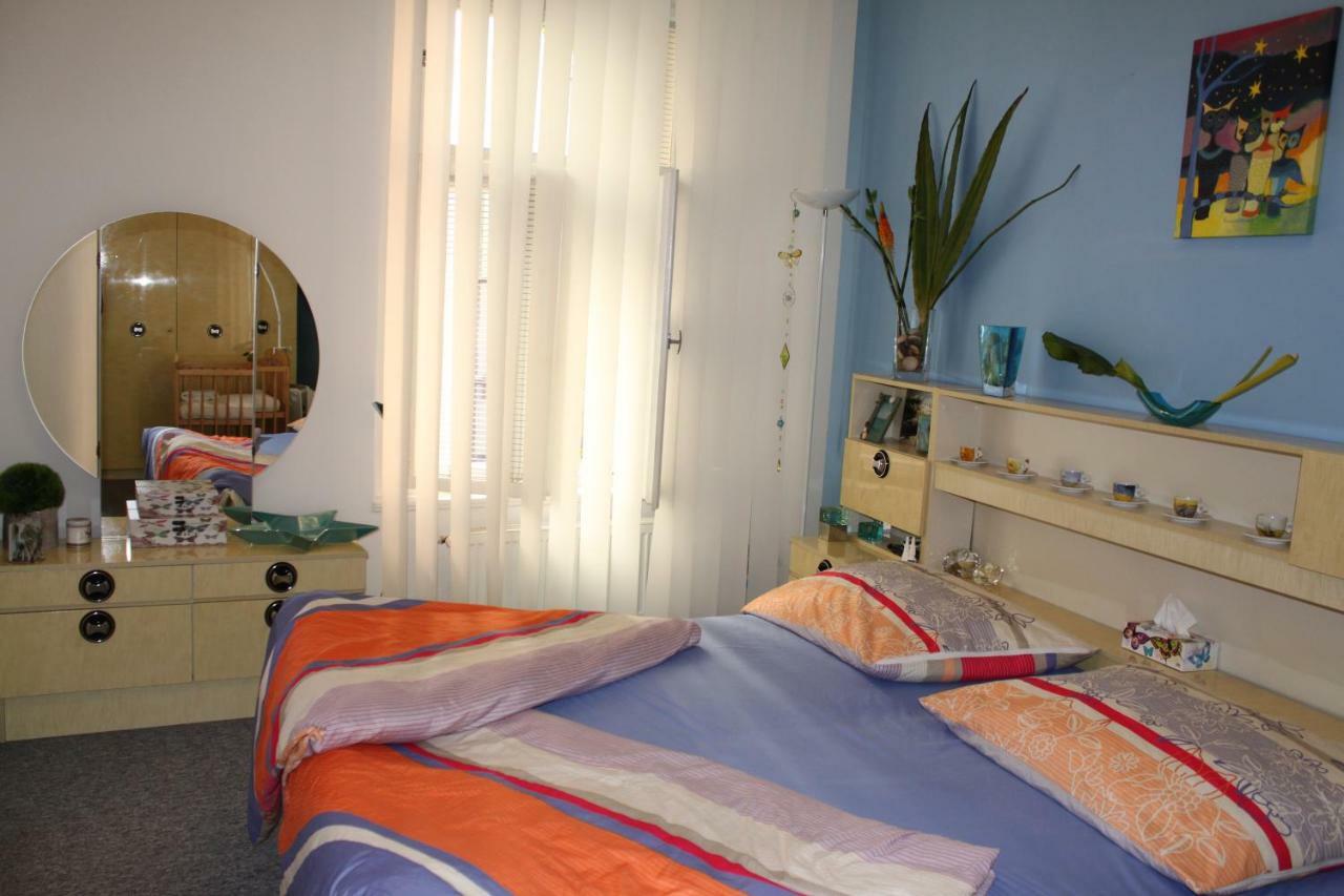 Cosy Apartment Under The Tower Praha Bagian luar foto