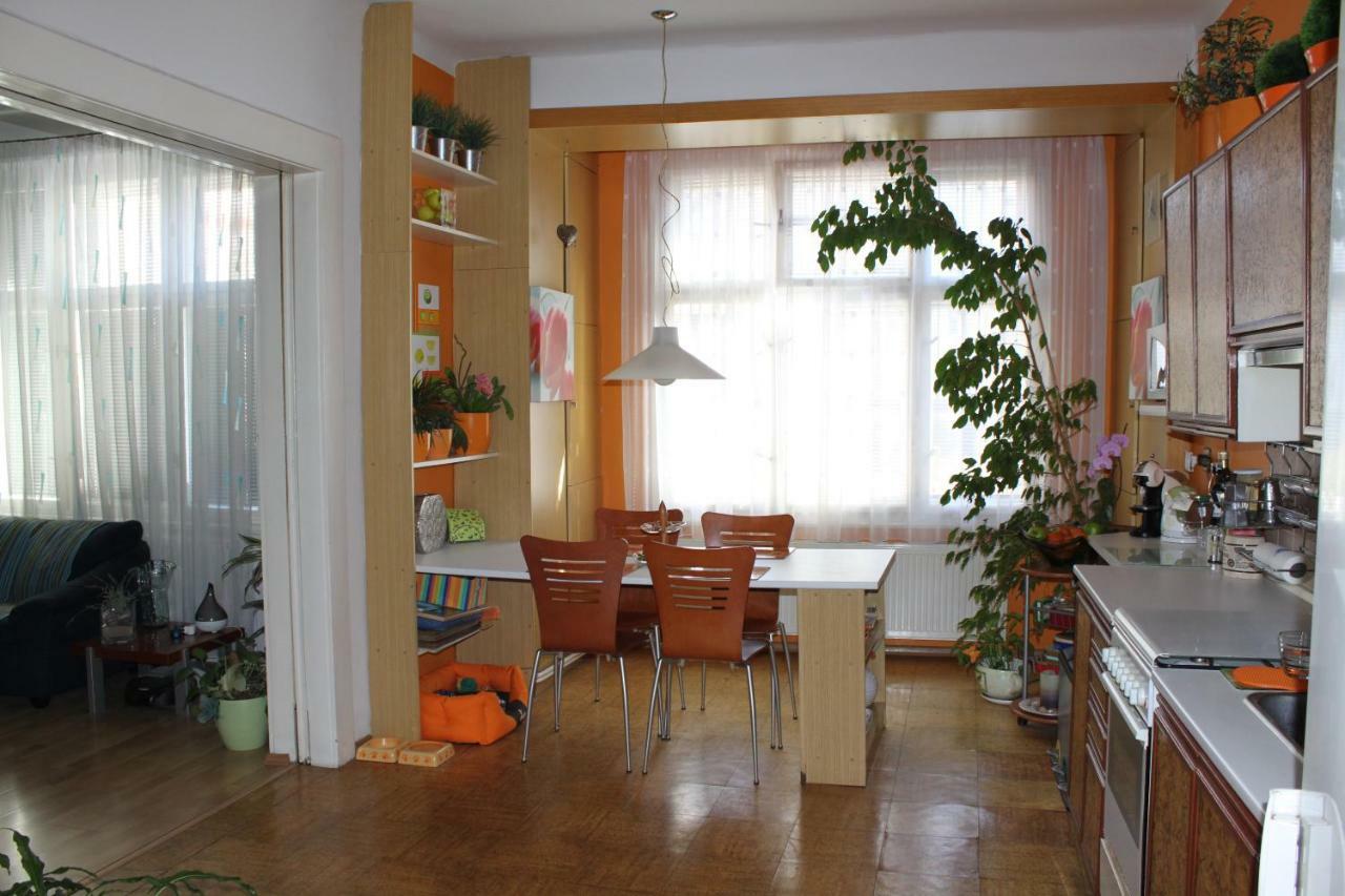 Cosy Apartment Under The Tower Praha Bagian luar foto