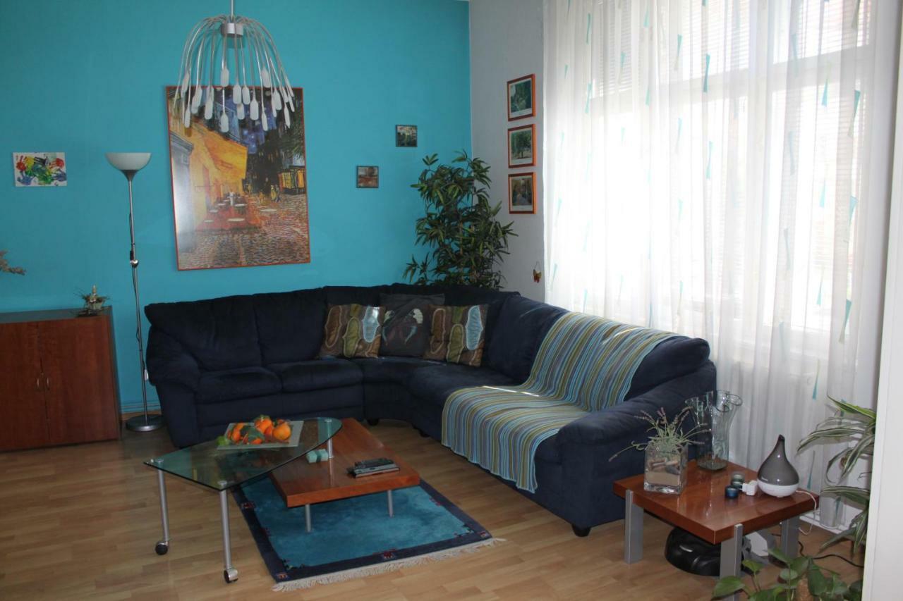Cosy Apartment Under The Tower Praha Bagian luar foto