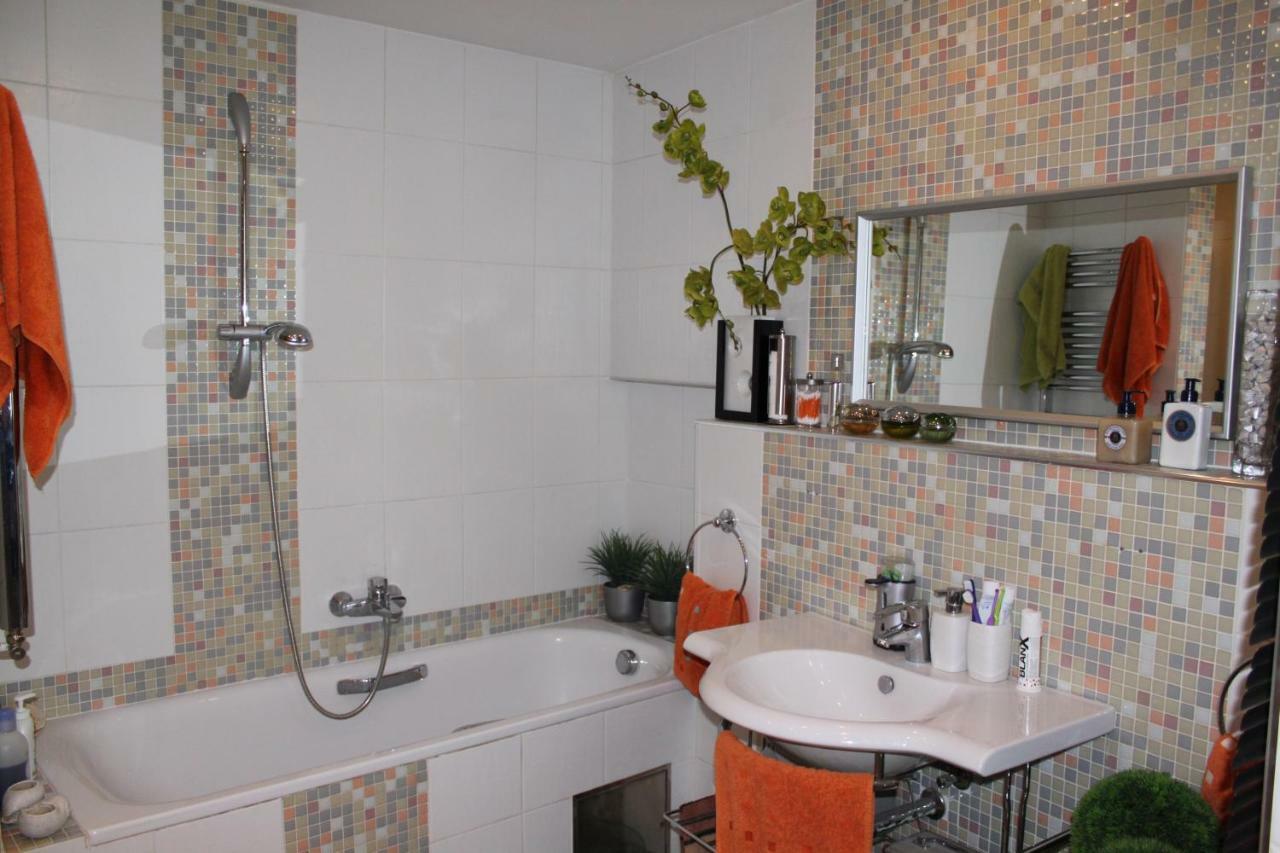 Cosy Apartment Under The Tower Praha Bagian luar foto
