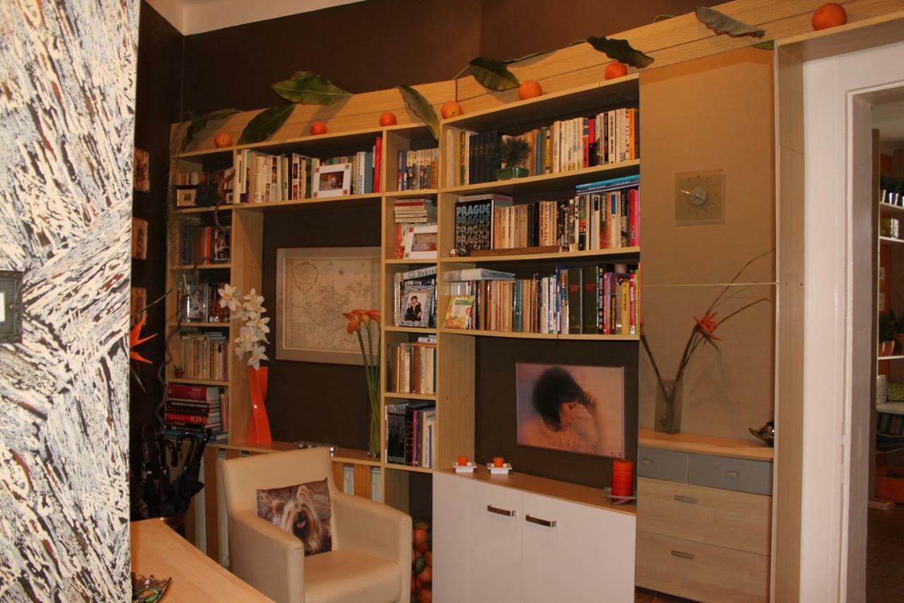 Cosy Apartment Under The Tower Praha Bagian luar foto